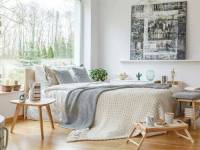 Łóżka tapicerowane do salonu: co warto wiedzieć przed zakupem