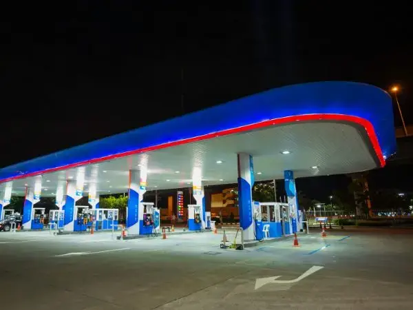 Zarządzanie ryzykiem w sektorze paliwowym: Jak dystrybutorzy minimalizują wpływ zmian cen paliw